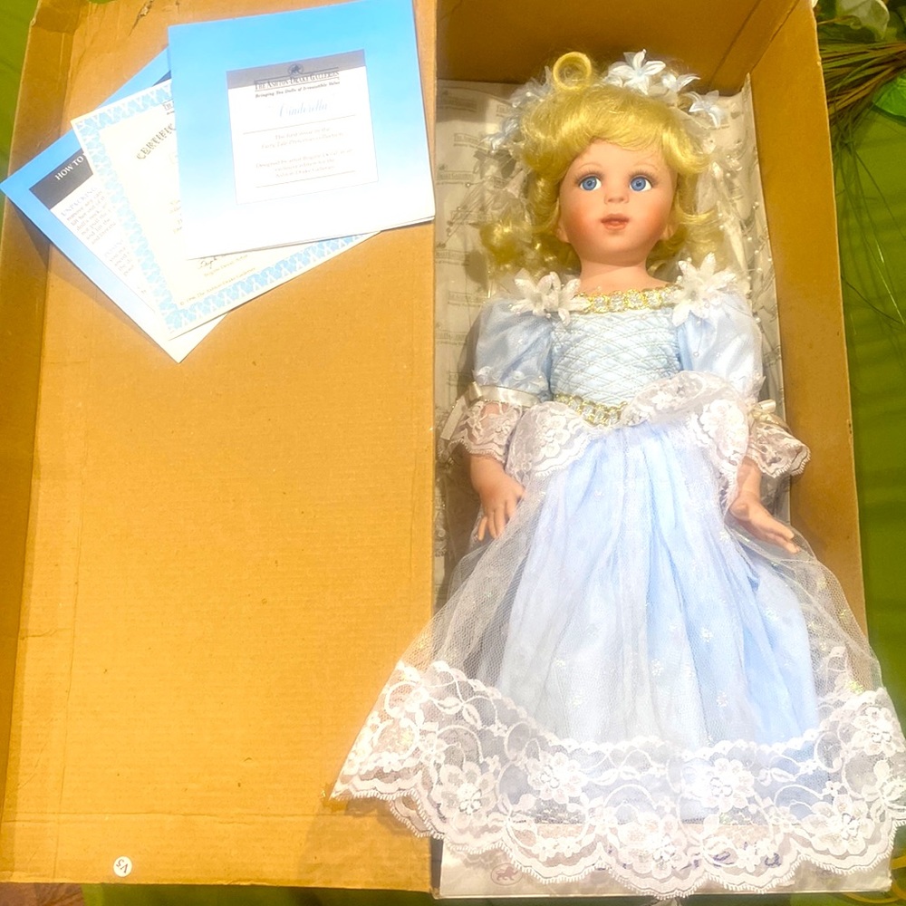 ASHTON-DRAKE DOLL - Picture 2 of 11